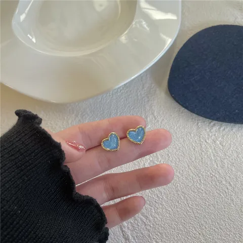 Серьги-гвоздики PINIYA с синим сердечком