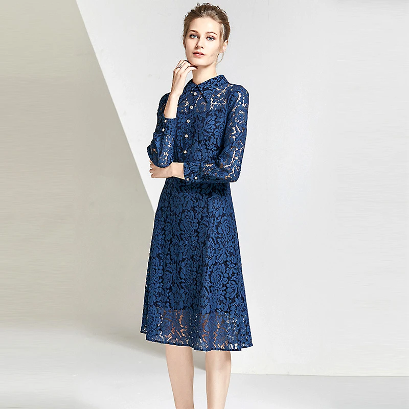 Женское платье с отложным воротником голубое ажурное длинным рукавом и средней