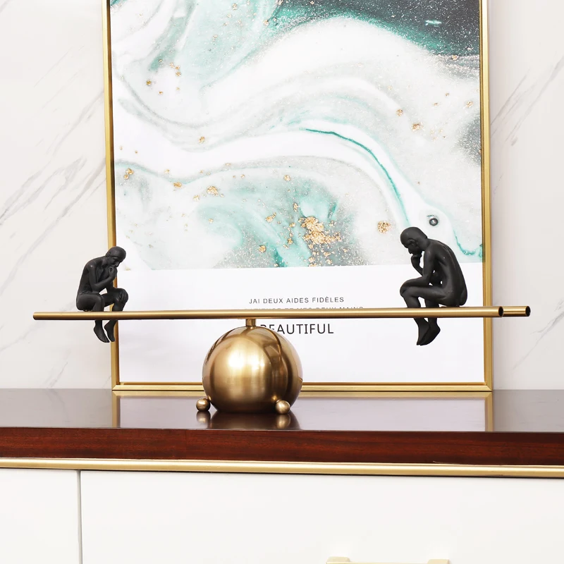 Абстрактный Черный персонаж сидящий на металлической балансирующей лестницы