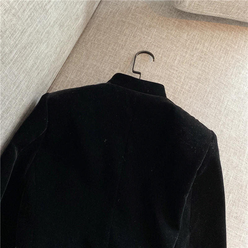 

2021 Autumn and Winter New Retro Slimming Copper Buckle Gold Velvet Black Cardigan Jacket Loose Ruffled Coat Ladies Outwear