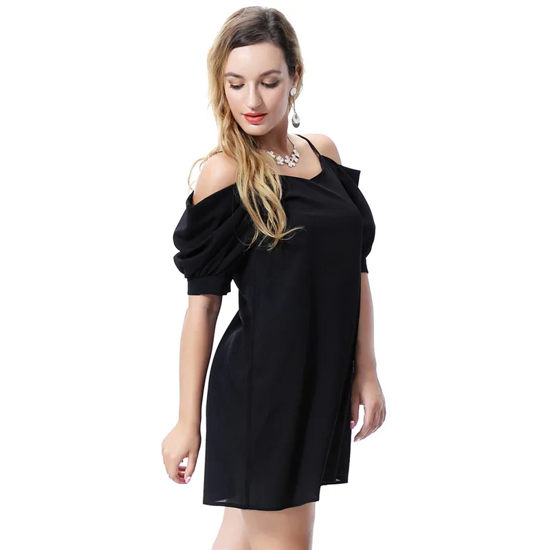 Женское короткое платье с коротким рукавом открытыми плечами и расклешенными
