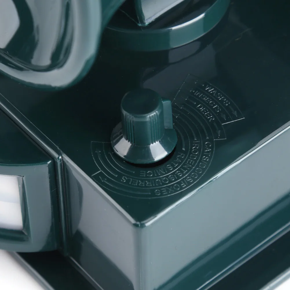 

Solar Powered PIR Motion Sensor Ultrasonic Pest Animal Repeller Bird Dog Cat Fox Mouse Chaser for Home and Garden