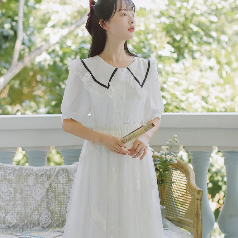 

Маленький свежий и милый женский летний костюм-двойка, белая рубашка с юбкой и средней талией