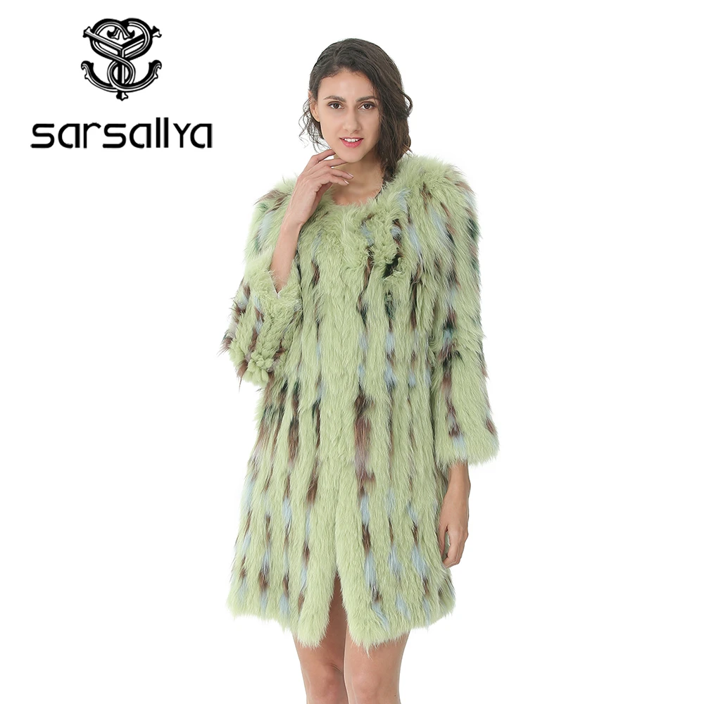 Женское пальто с лисьим мехом длинное вязаное круглым вырезом и укороченным