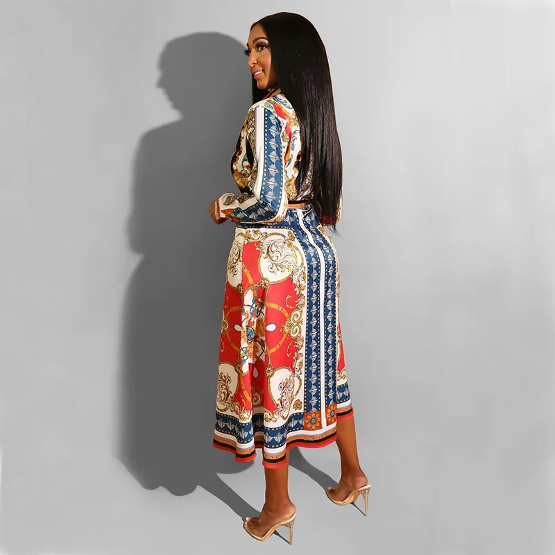 Женское офисное длинное платье-трапеция с отложным воротником и принтом