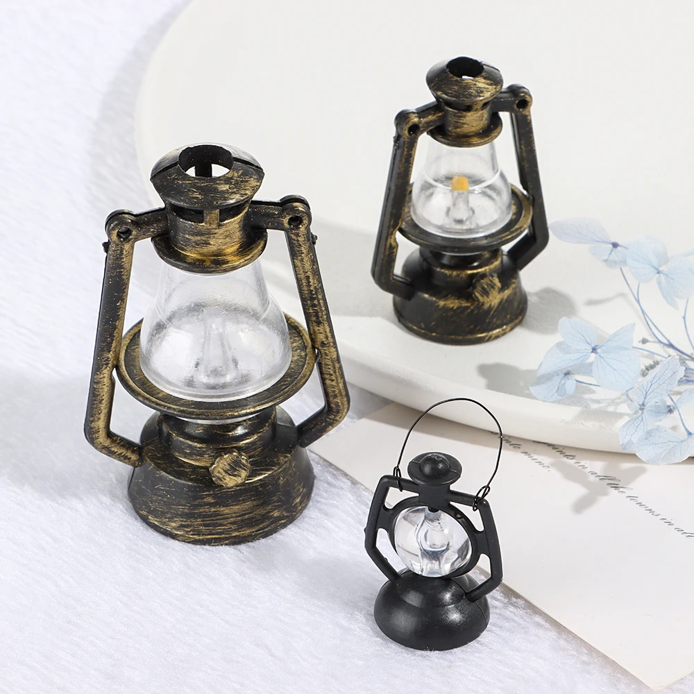 

1Pc Retro Style Miniature Oil Lamp Pretend Play Mini Kerosene Lantern Scene Ornaments Doll House Decor Kids Accessories Toy