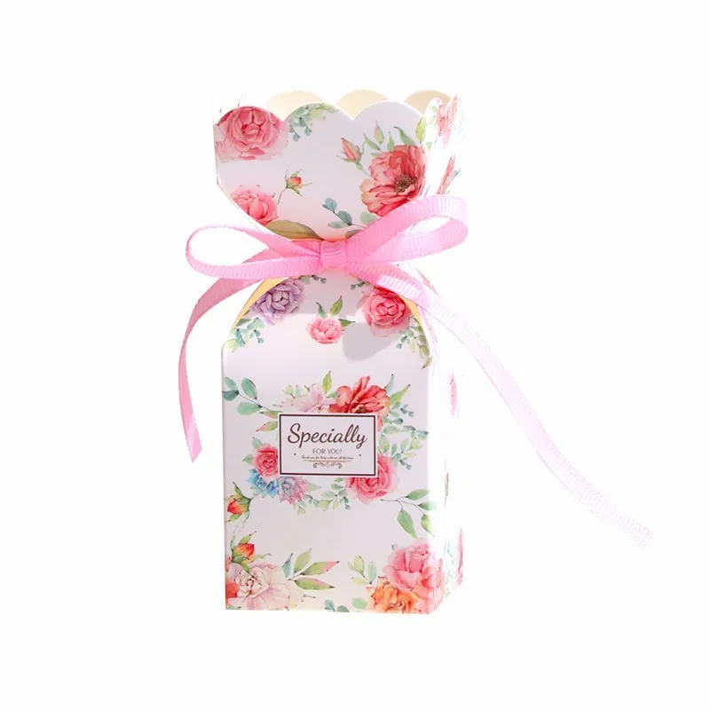 НОВАЯ РОЖДЕСТВЕНСКАЯ Подарочная коробка со стандартным украшением и конфетными