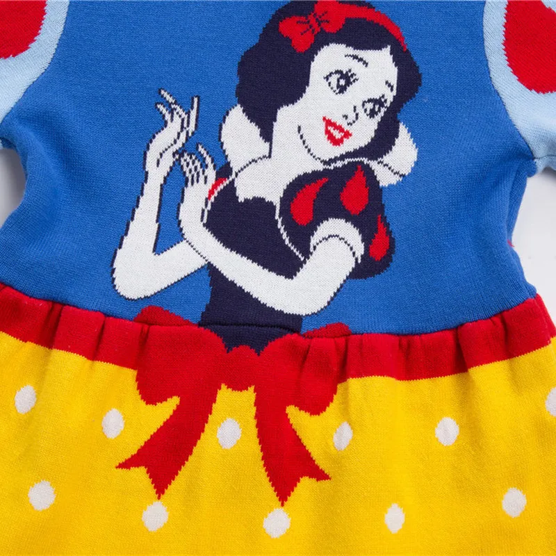 Красивое платье принцессы с длинными рукавами и героями мультфильмов осенние