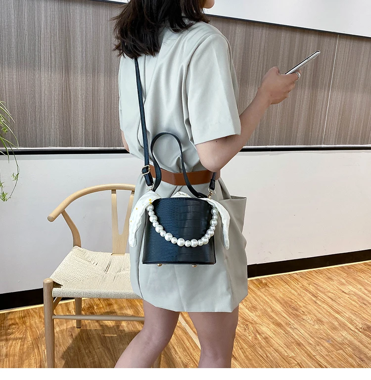 Женская сумка-ведро с имитацией под крокодила жемчугом |