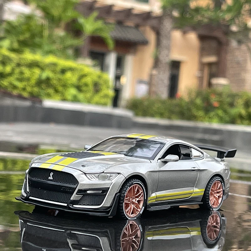 Модель спортивного автомобиля Mustang Shelby GT500 1:32 из сплава модель литая и
