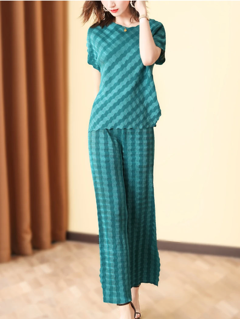 

Лидер продаж, футболка миаке с круглым вырезом и коротким рукавом, брюки «двойки», костюм из двух предметов в темную полоску в клетку, в наличии