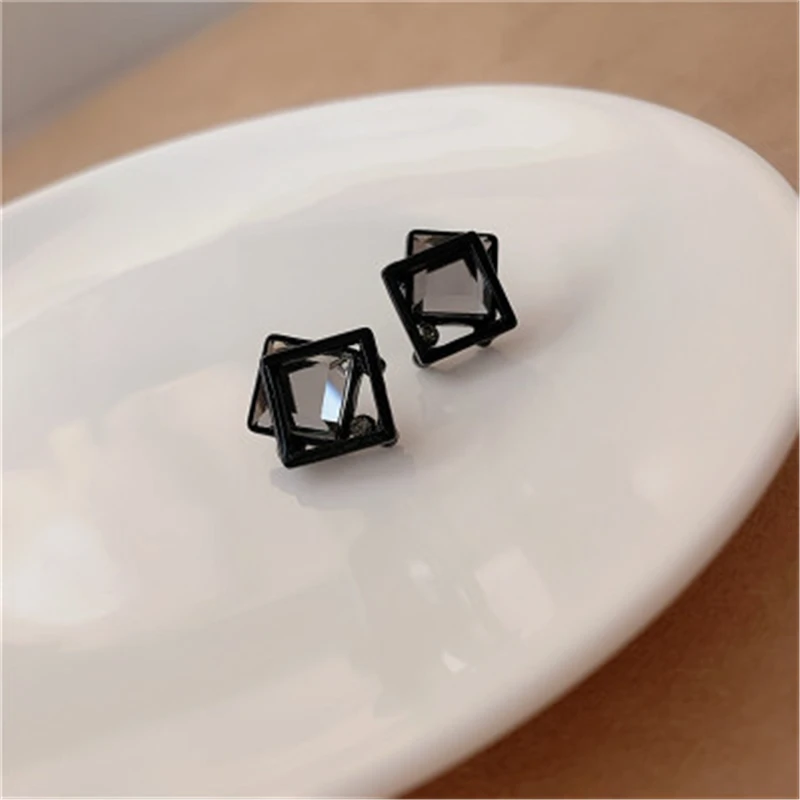 

New Fashion Square Hollow Inlaid Diamond Stud Earrings for Women Jewelry Personality Gift