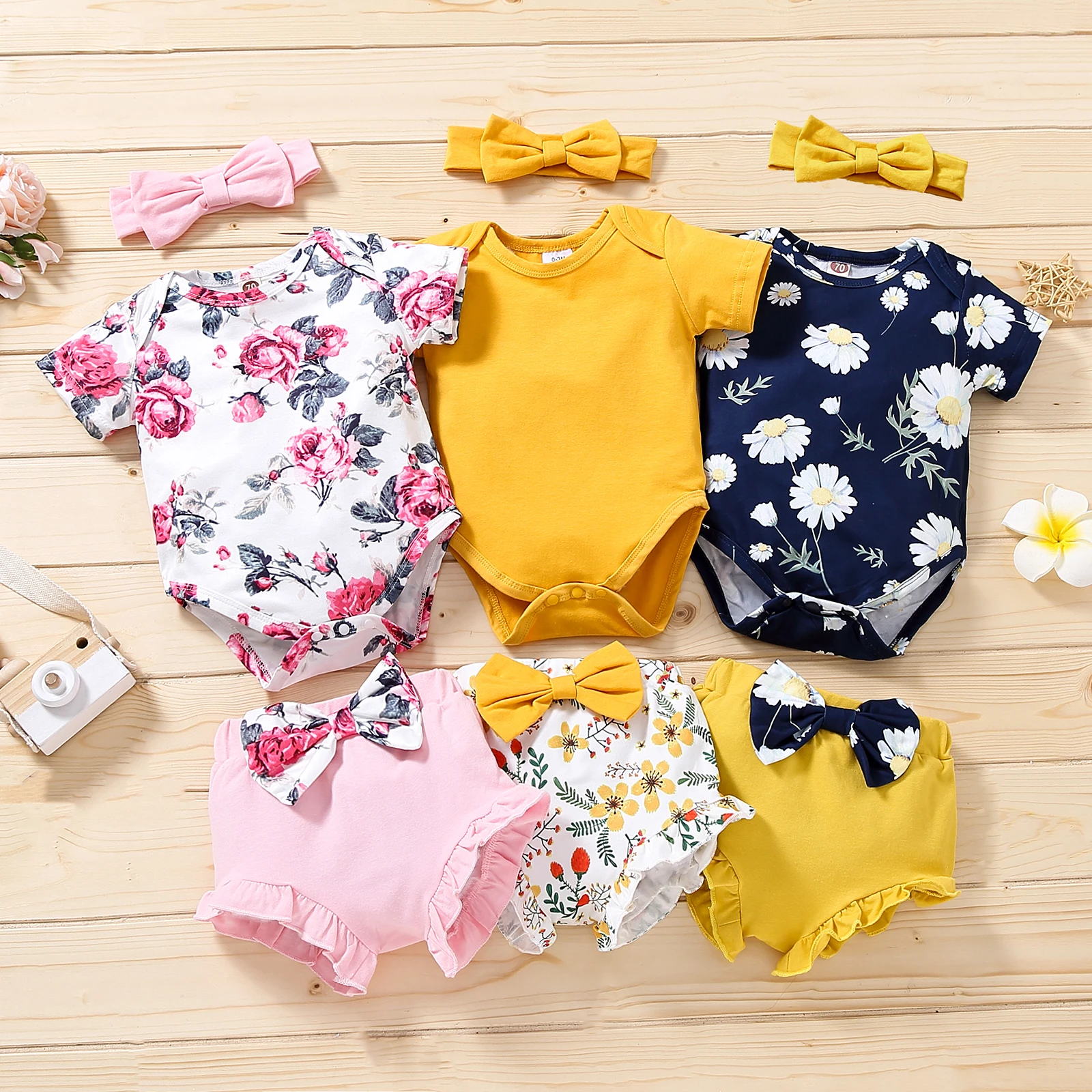 

Three Piece Baby Girl’s Clothes Set Fresh Flower Short Sleeve Romper and Solid Color Short Pants with Headband