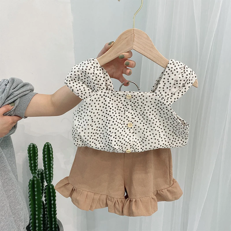 

Летний костюм Humor Bear для девочек в Корейском стиле, новинка, топ на бретельках и шорты с принтом в горошек, комплект из 2 предметов, детская од...