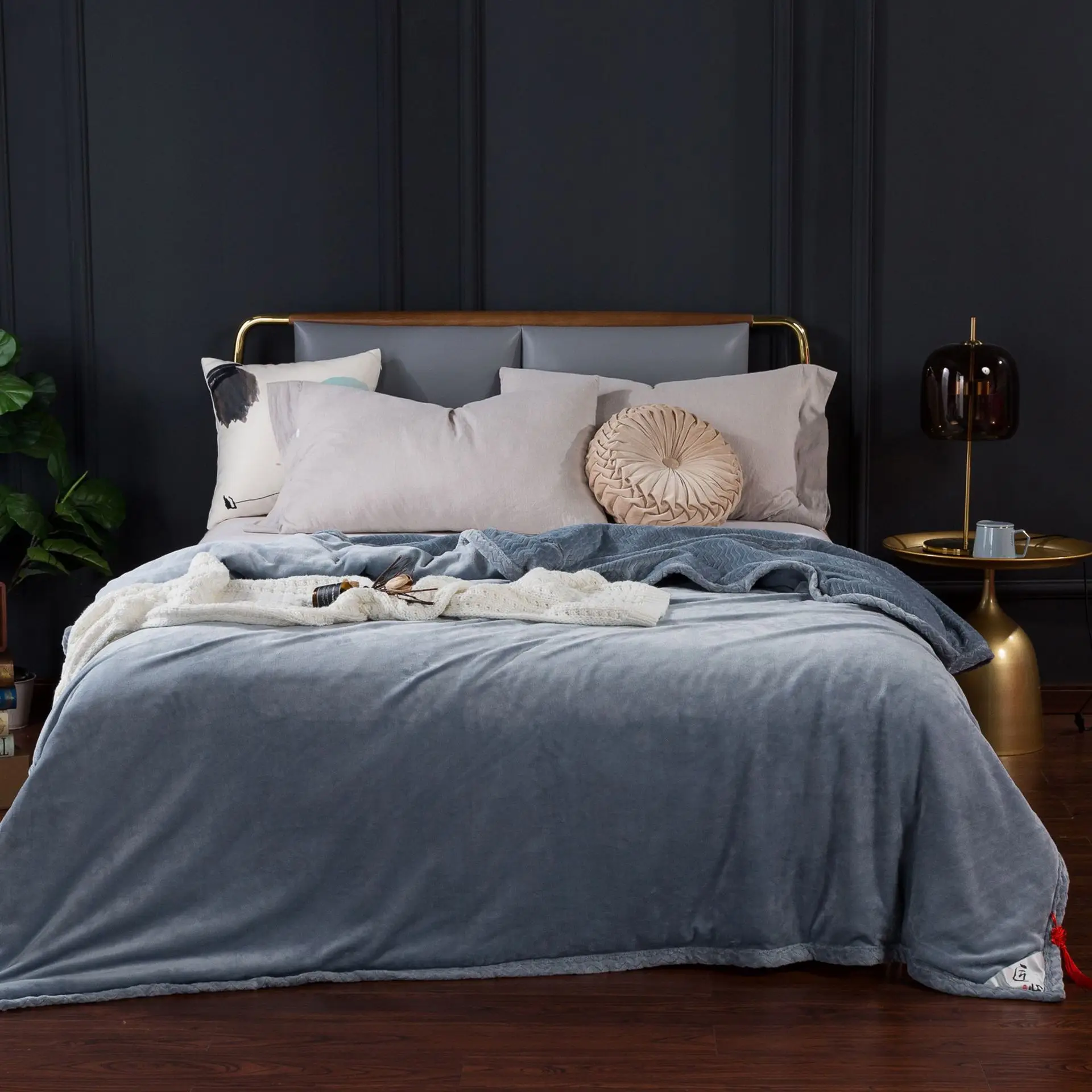 

High-End Embroidery Soft And Skin-Friendly Air-Conditioning Summer Quilts Office Sofas Travel Blankets Home Textiles