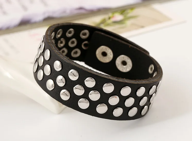 Браслеты ручной работы из черной кожи с выложенными металлическими хлопьями