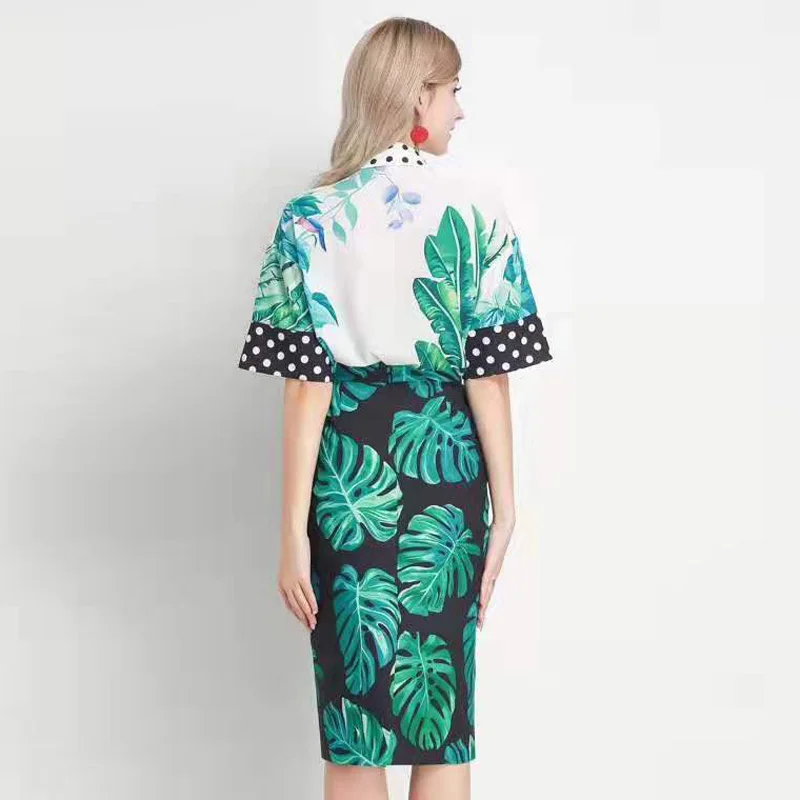 

Obsessed with lavender.The new two-piece polka dot printed short sleeve skirt is a fresh and elegant woman in summer and autumn.