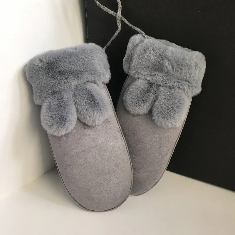 Перчатки однотонные утепленные с лямкой на шее зимние теплые мягкие уютные