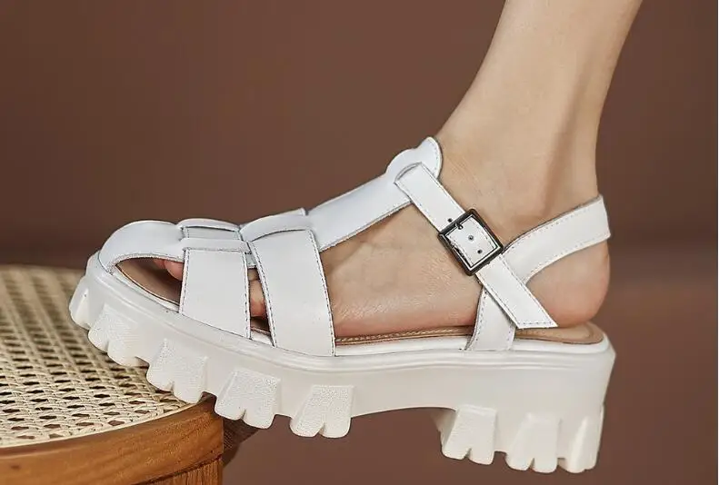 

New Arrival Girls White Black Patent Leather Cuts Out Round Toe Platform Sandals Woman 6 CM Chunky Heels Rome Buckle Sandals