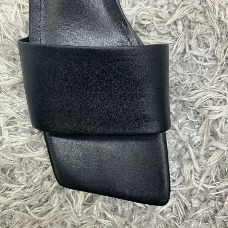 Женские шлепанцы из коровьей кожи на низком каблуке | Обувь