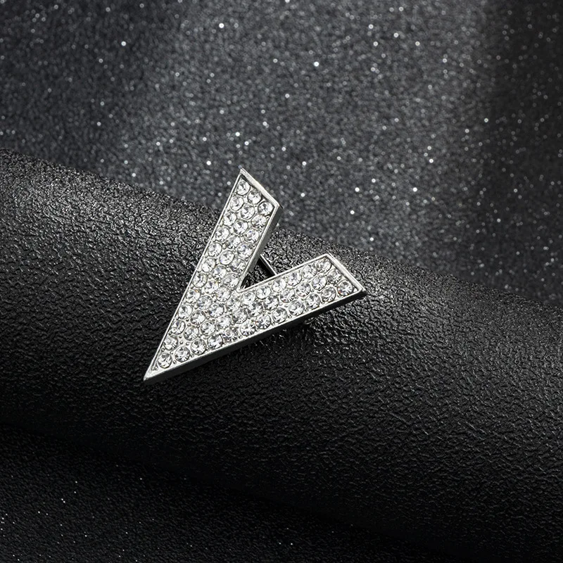 Новинка минималистичный кристалл новая Буква V Брошь булавка Стразы треугольная