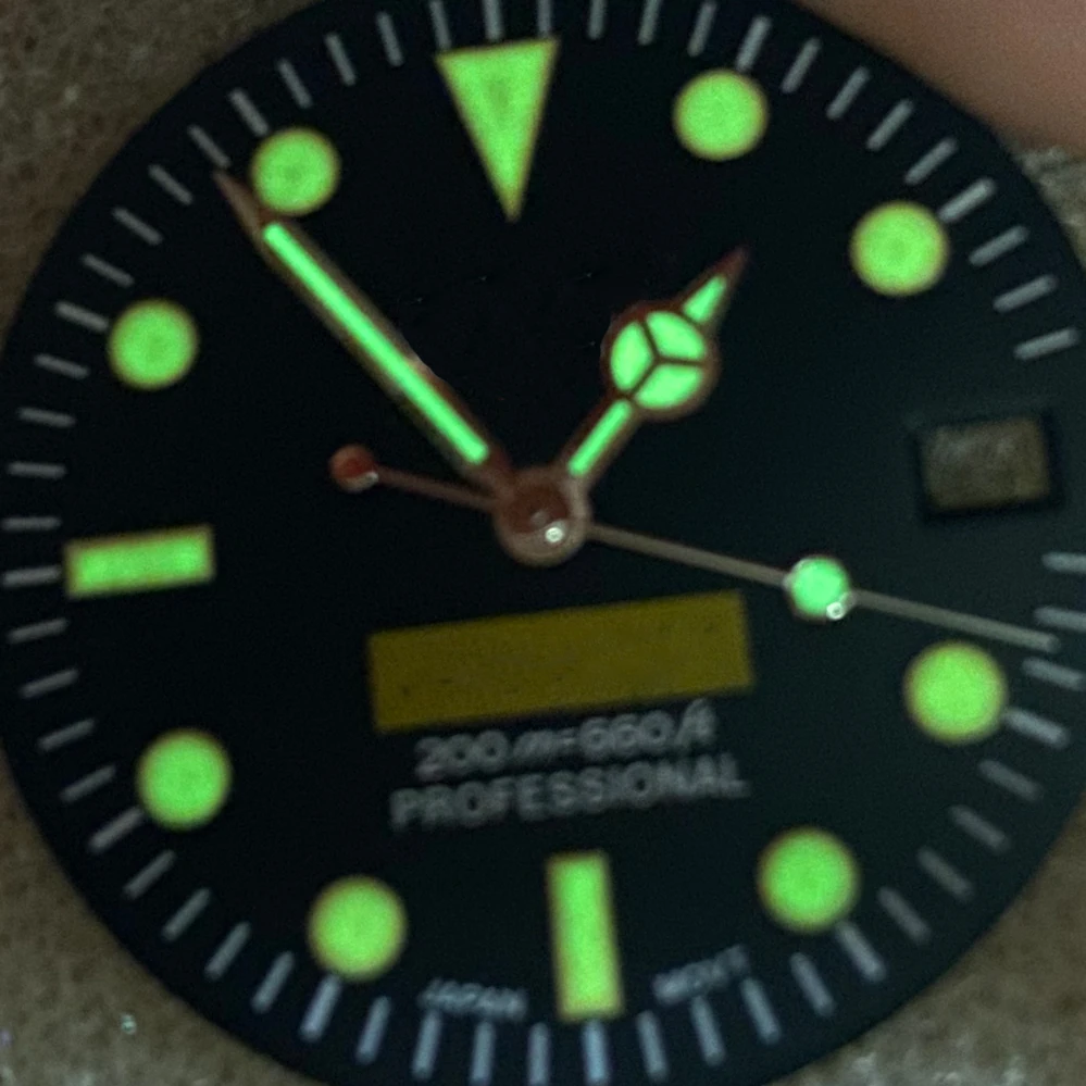 

Dial marker have date 28.5mm black dial and hands green luminous SKX007 and more Suitable for Japanese NH35 movement PP976