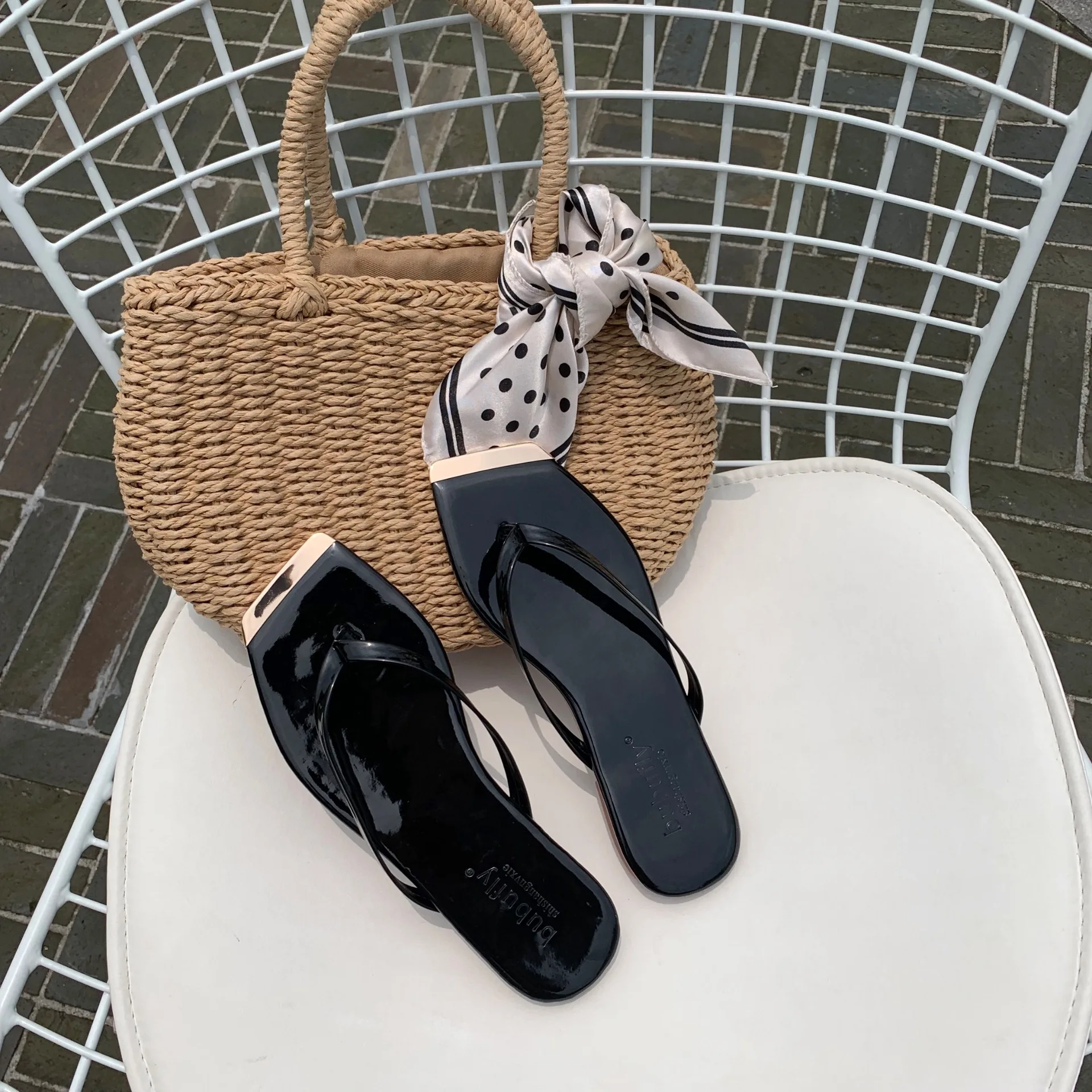 

Female Shoes Slippers Soft Rubber Flip Flops Luxury Slides Rivet Low 2021 Comfort Hawaiian Designer Hoof Heels Basic PU Fabric C