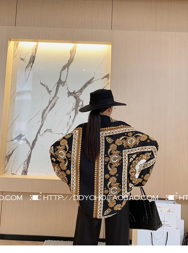 Женская рубашка свободного кроя с рукавом летучая мышь и принтом под старину