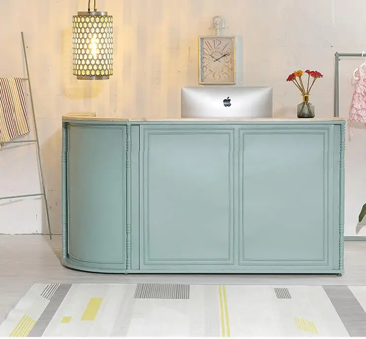 Касса. Небольшая стойка регистрации магазина. Приём стол. Счетчик. Простой