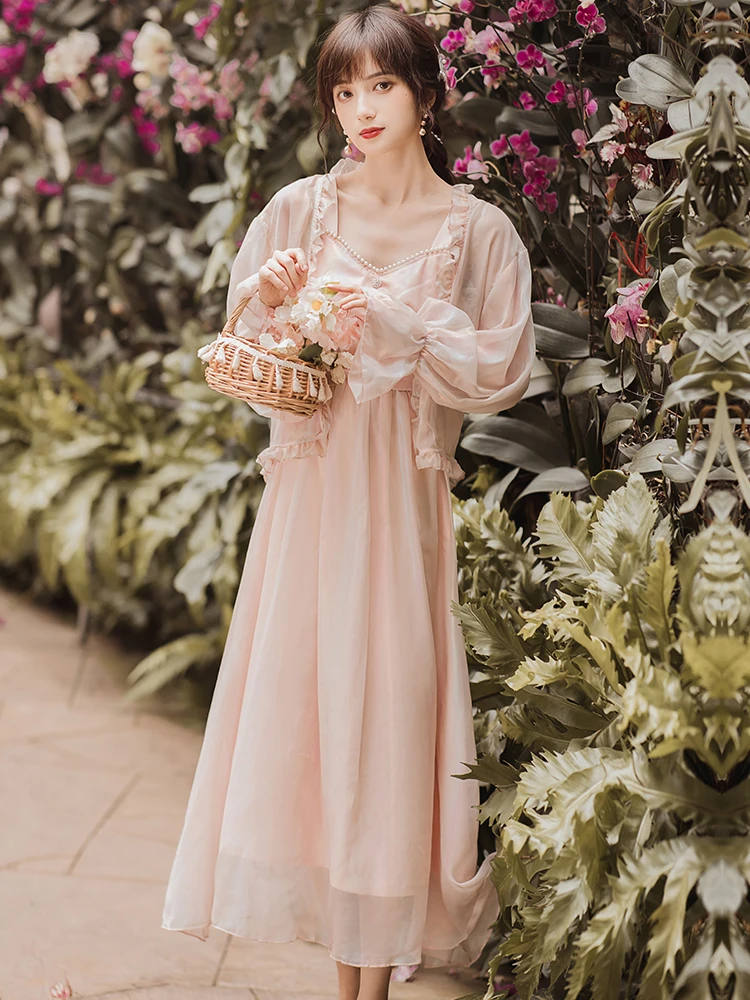 

Новая весенне-летняя суперфея для съемки препятствует наматыванию в розовом кардигане платье-двойка