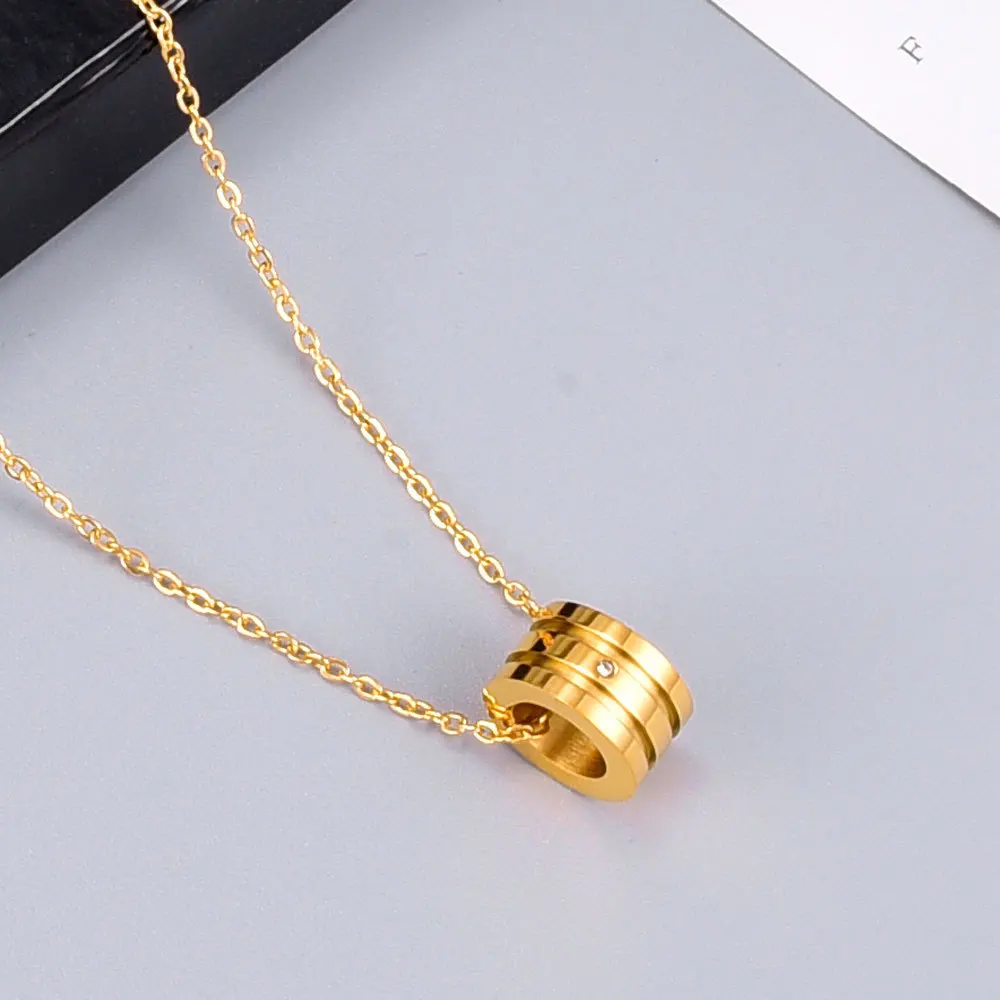 Чокер цилиндрический с двойным пазом маленький кулон золотистого цвета из