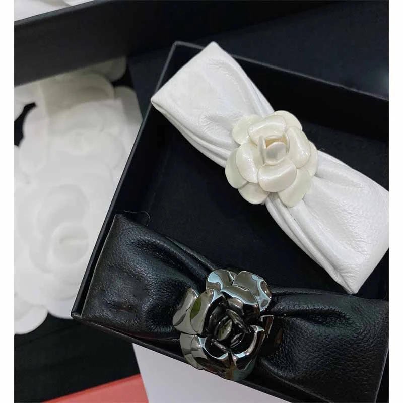 

Hair 2021 Women Accessories Barrettes Black White Genuine Leather Hair Clips 3-D Flower Classical Women Tiara