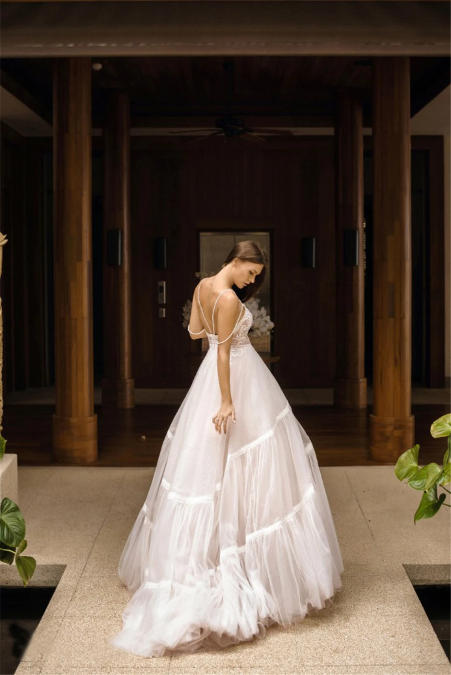 Бальные платья из тюля с двумя кристаллами на тонких бретельках завышенной