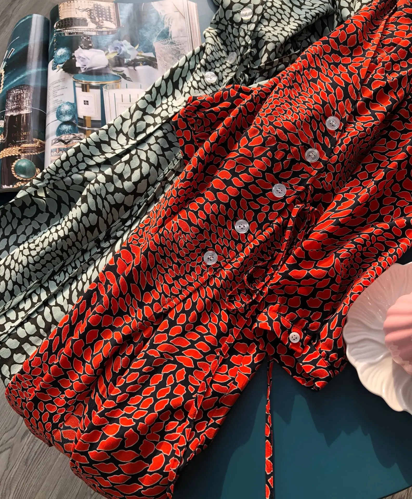 Женское платье с принтом губ и баской длинным рукавом | Женская одежда