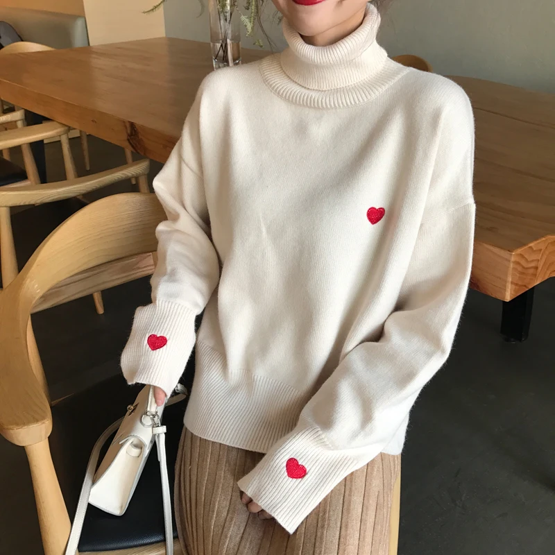 Женский свитер с вышивкой в виде сердца высоким воротником | Женская одежда