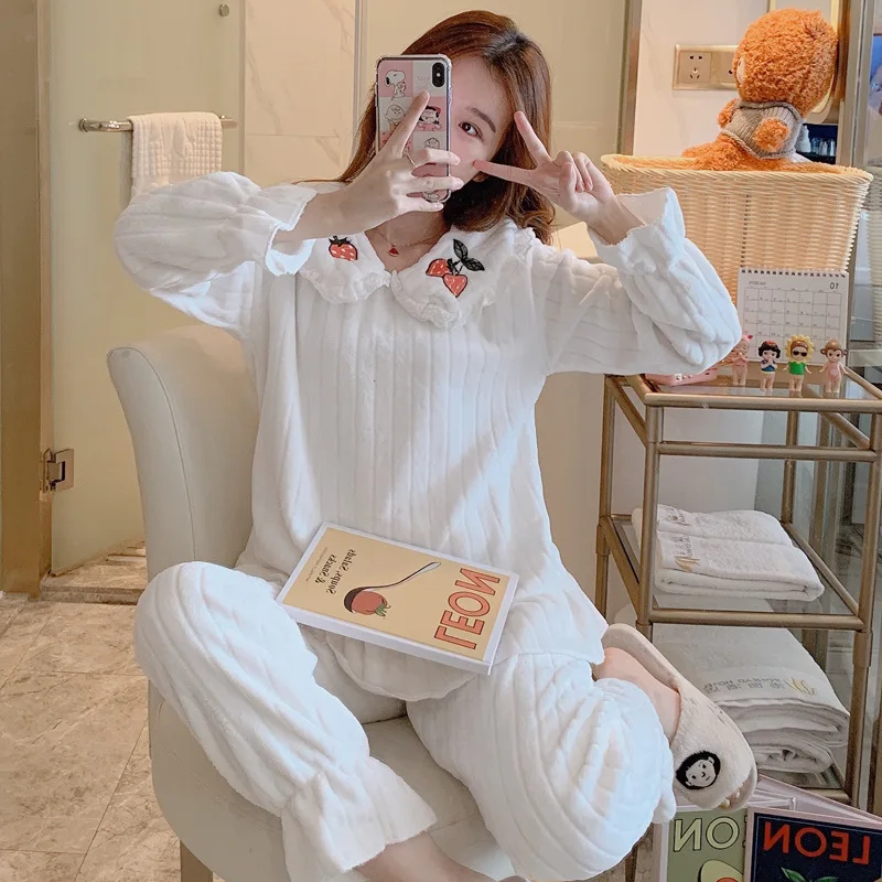 

Autumn And Winter Ladies Coral Fleece Sweet And Comfortable Pajamas Suit Lapel Lace Princess Style Home Service Suit