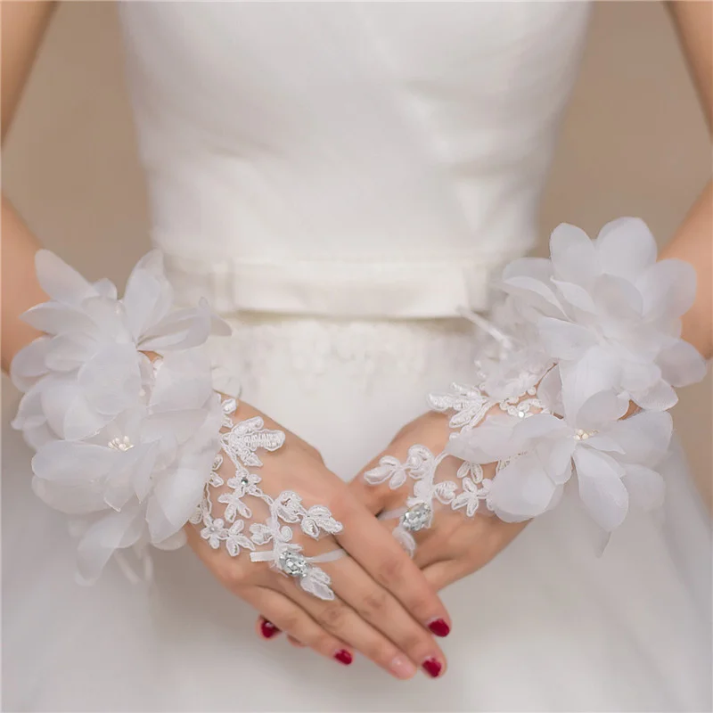 

Lace Beaded Appliques Short Wrist Gloves For Bride Fingerless Wedding Accessories Crystal Flowers Red White Girl Bridal Gloves