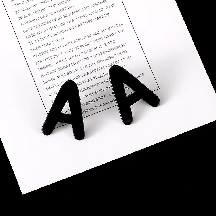 Корейская версия черно-белые акриловые темпераментные серьги с буквами оптовая