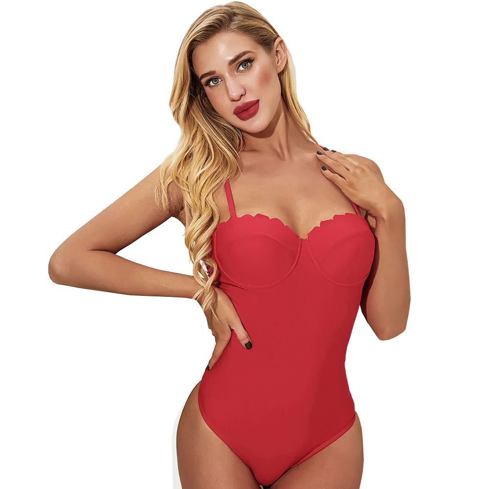 Женский слитный купальник с эффектом пуш-ап и фестонами однотонный красный