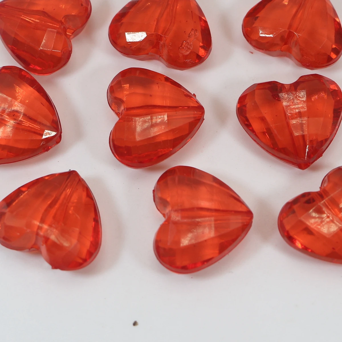 25 красных прозрачных акриловых граненых бусин в форме сердца 20 мм
