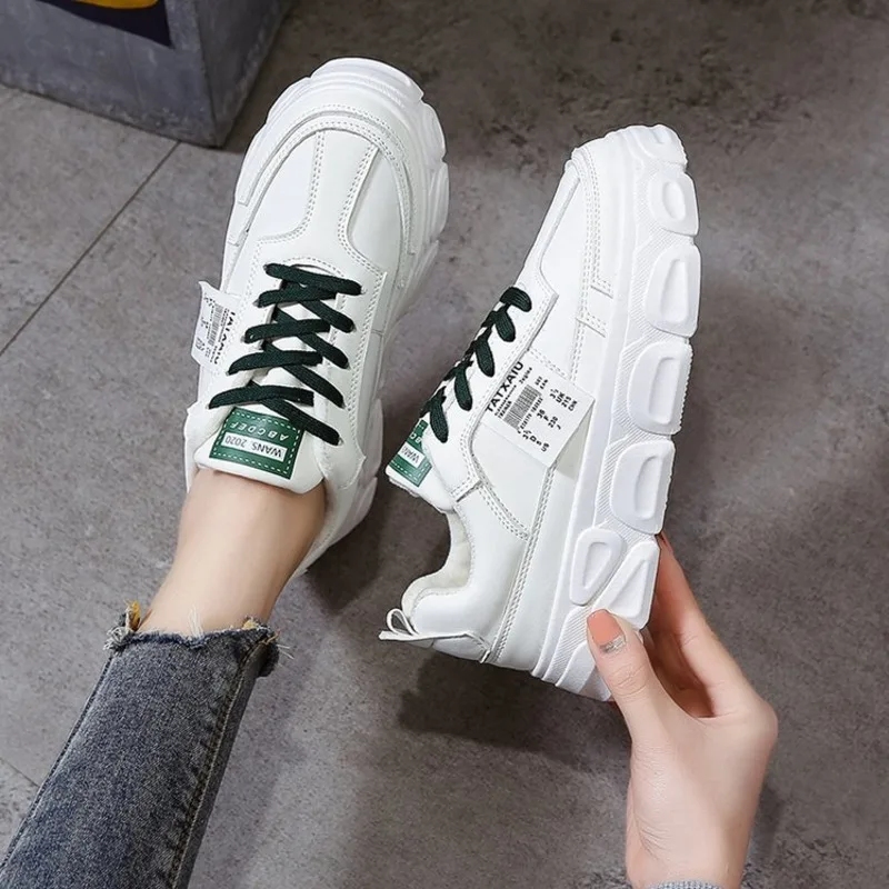 Женские кроссовки на массивной платформе Белые Повседневные из искусственной