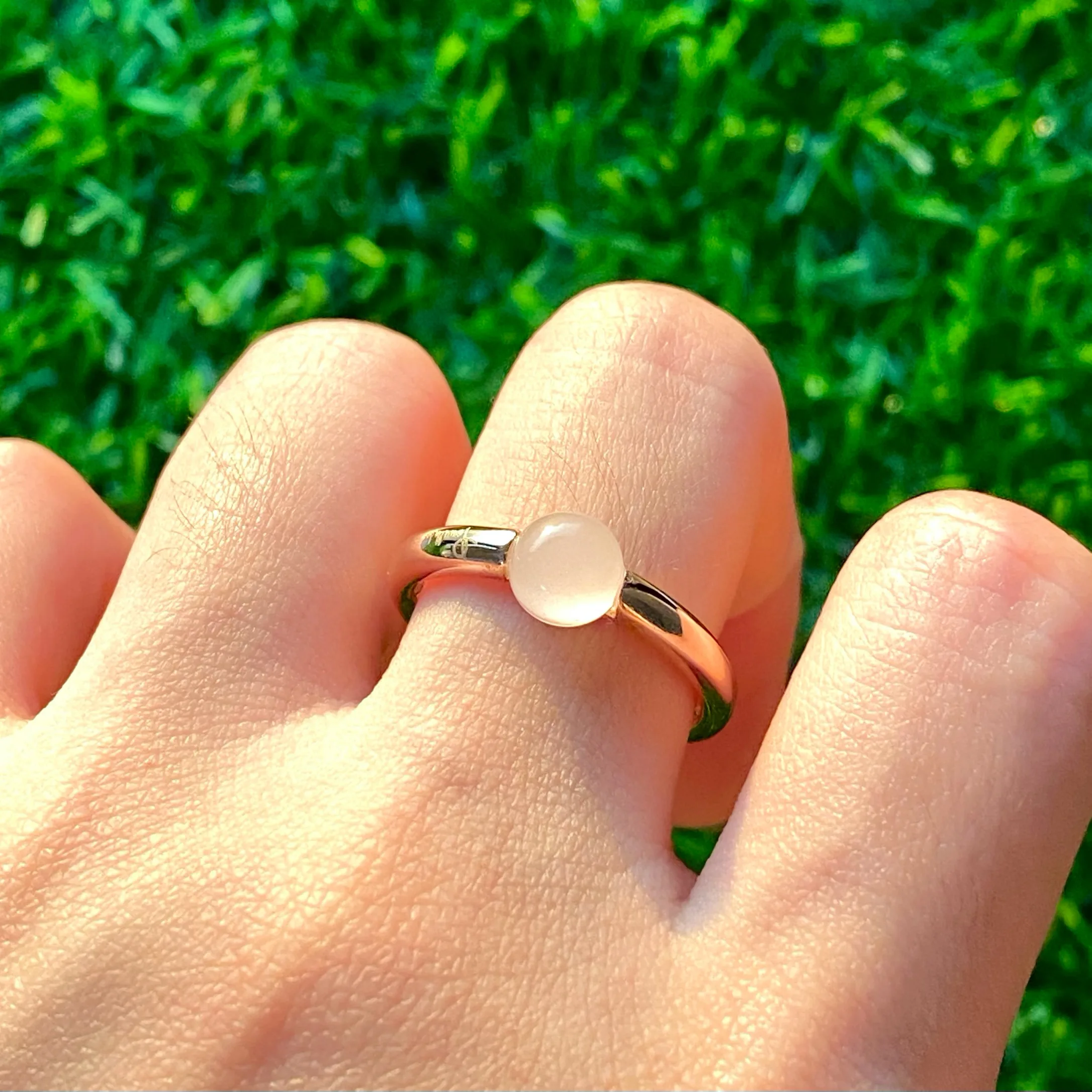 И простое кольцо с покрытием из розового золота круглым кристаллом гранатом и