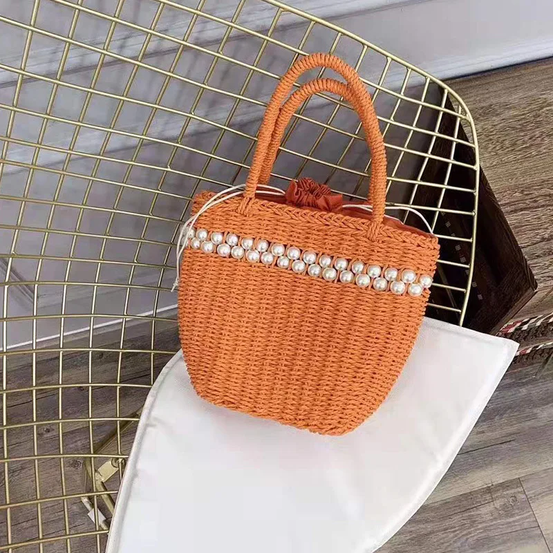 Женская сумка с инкрустированными жемчужинами соломенная верхними ручками