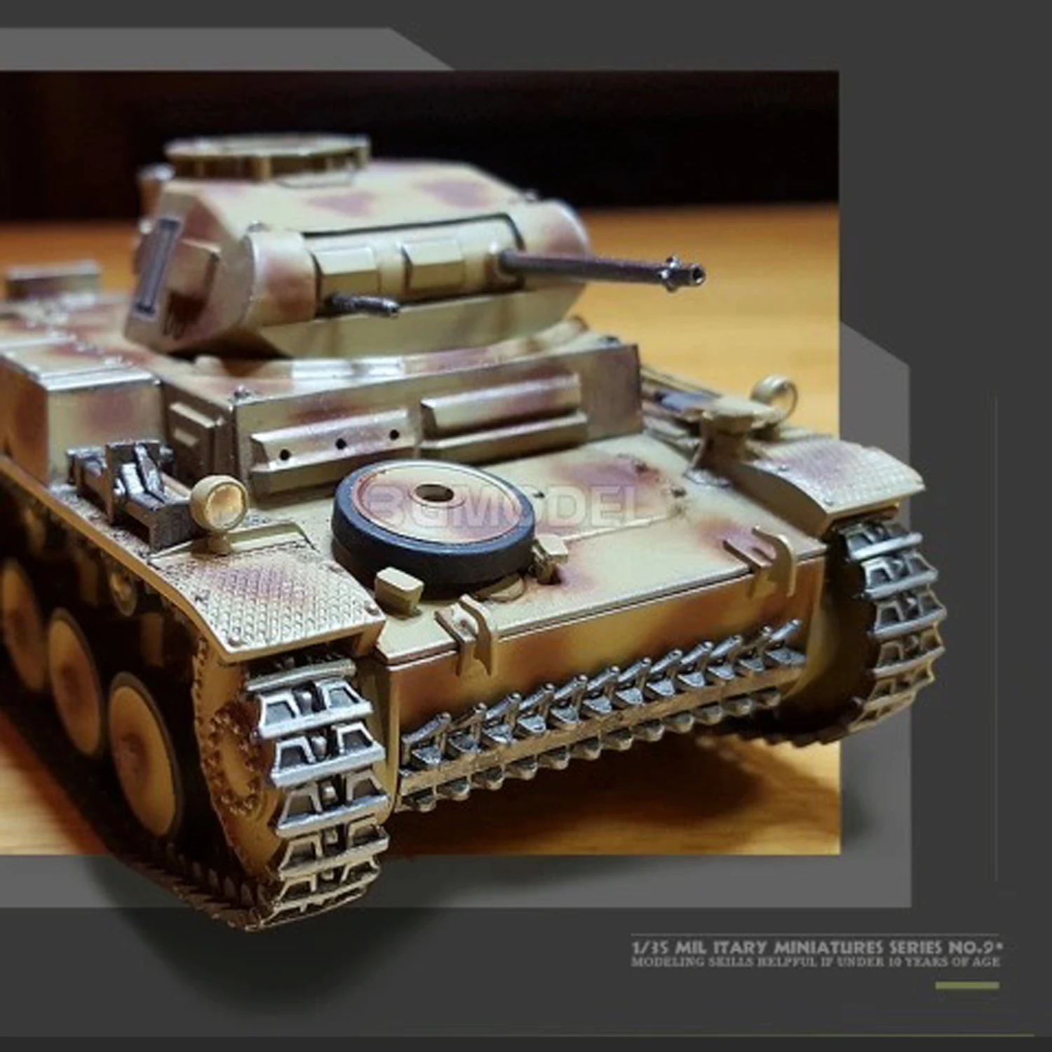 

TAMIYA 1:35 Tank Model German Panzer Kampfwagen II Ausf F/G 35009 Assembly Model KIT DIY with 5 Figure model collection