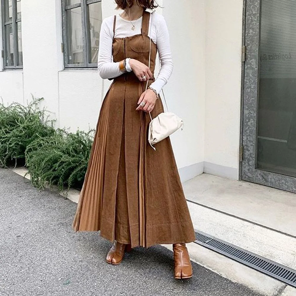 Женское джинсовое платье длинное плиссированное средней длины с лямкой на шее