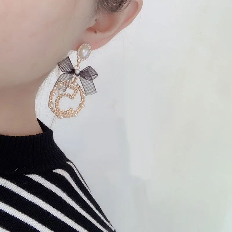 Корея Dongdaemun модная лента бант жемчуг номер 5 большой круг духи серьги в виде