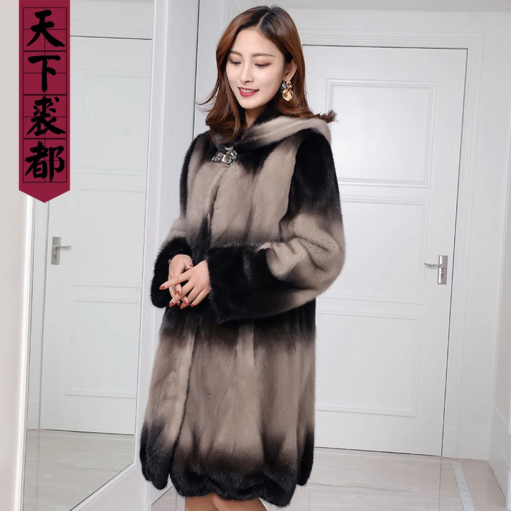 Шуба женская из цельного меха норки приталенная с капюшоном градиентная зимняя