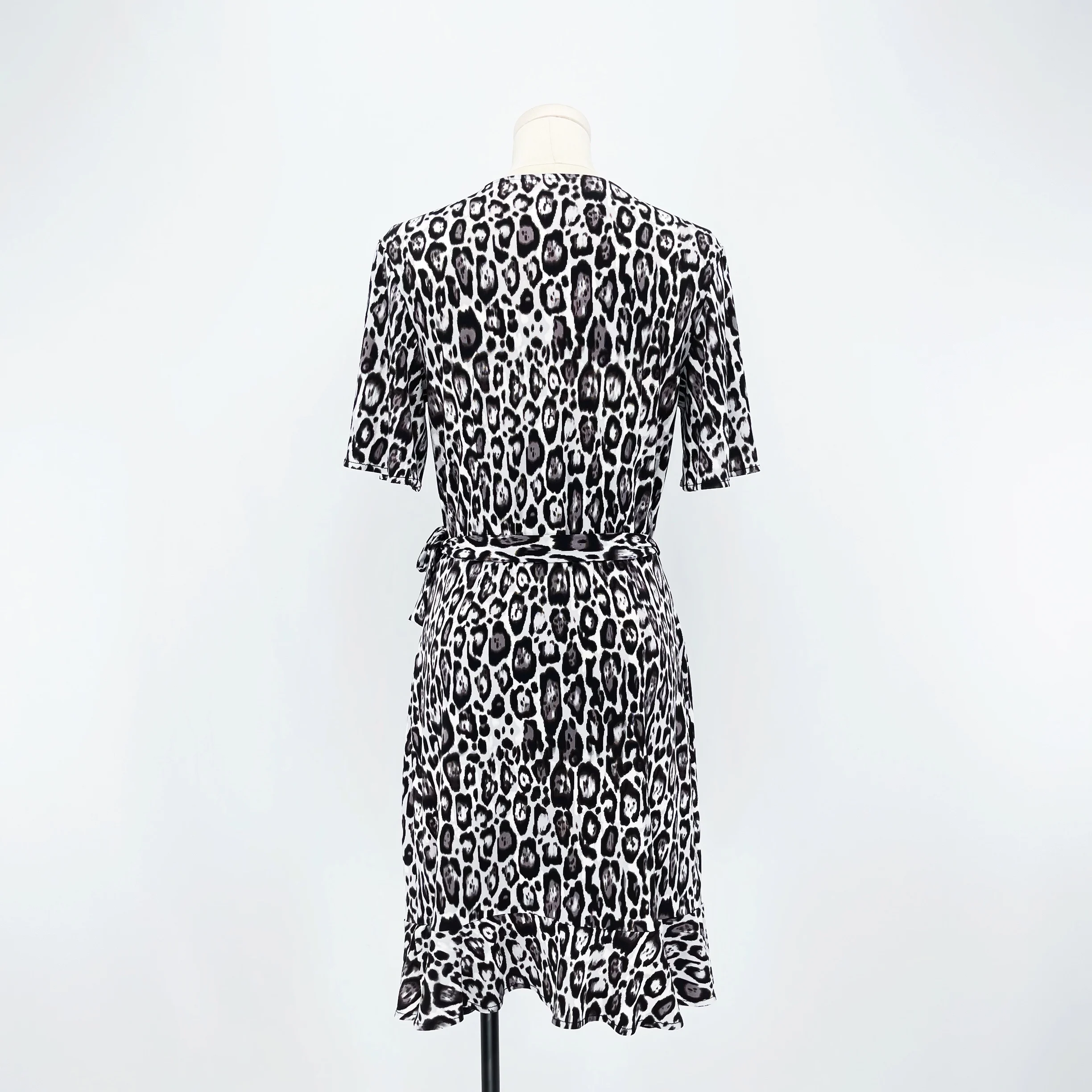 Платье Joyccin с разноцветным леопардовым принтом самозавязывающимся поясом и