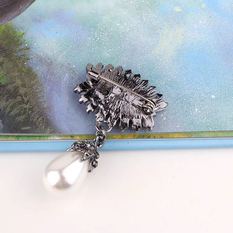 Женская брошка TODOX из сплава золота и цинка с кристаллами в виде птиц-пауков |