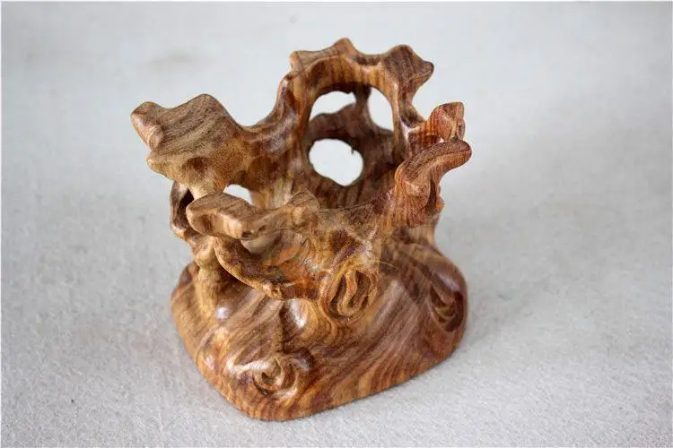 Красное дерево резьба в виде корня может быть сшита странный камень нефрит
